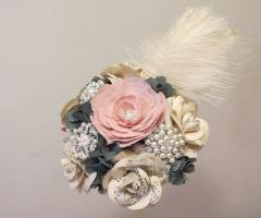 Paper Garden - Bouquet con piume e spille