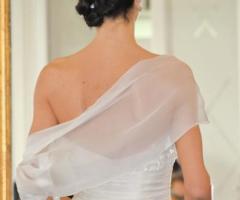 Capelli raccoli con dettagli gioiello - Abito Elvira Gramano - Foto Studio F4