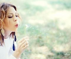 La sposa soffia ed esprime un desiderio