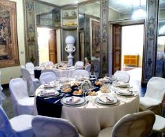 Sala allestita black and white per il matrimonio