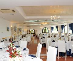 Mise en place bianca e blu per il matrimonio