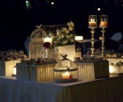 Romantici tavoli allestiti per il ricevimento di matrimonio