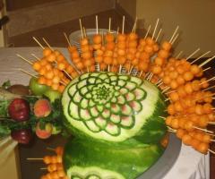 Tavolo della frutta decorata allestito dal servizio catering