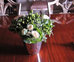 Centrotavola floreale in piccolo vasetto di latta