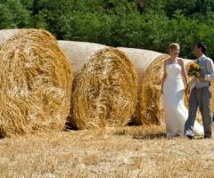 Foto sposi in campo di fieno