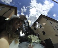 La cerimonia è terminata. La sposa saluta il paesello: un misto di enorme gioia e un pizzico di nostalgia