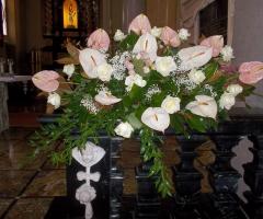 Composizione in chiesa su balaustra con anthurium bianchi e anthurium rosa