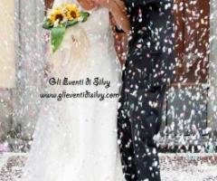 Sposi sotto la pioggia di riso