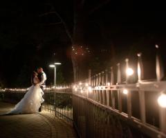 Sposi tra bagliori della sera