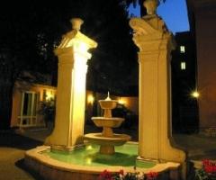 Fontana in marmo a due colonne nella corte di Domus Talenti