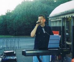 Roby Musica canta durante un matrimonio