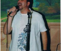 Roby Musica canta durante un matrimonio