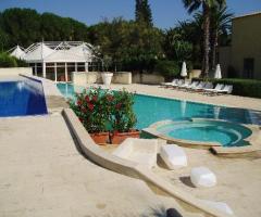 Esterno dell'Hotel Caiammari con ampia piscina e Jacuzzi