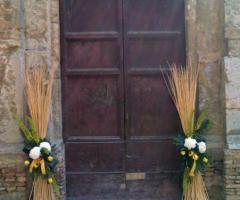 Allestimento floreale dell'entrata della chiesa