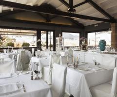 Sala con tavoli apparecchiati dell'Ai Tetti Dining