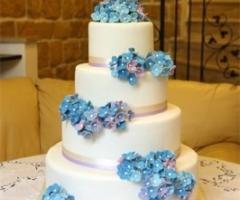 Torta per il matrimonio con fiori blu