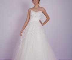 Abito Copenaghen dalla linea ampia, punto vita sottolineato da un incrocio di drappeggio con pizzo e strass Swarovski - Atelier AnnaB Creations Sposa e Cerimonia
