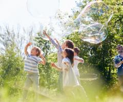 ANIMAZIONE BAMBINI
Durante il matrimonio, i bambini e i ragazzi sono solitamente coloro che si annoiano di più...se invece prevedete l’animazione dedicata solo a loro in parallelo ai genitori, tutti si divertiranno grazie ad Animatori Professionisti