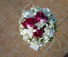 Addobbo per il matrimonio di fiori e perline