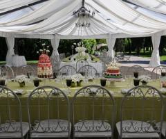 Mise en place sotto il gazebo con sedie in ferro battuto