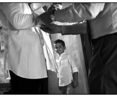 Foto in bianco di un momento della preparazione dello sposo