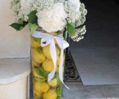 Vaso con limoni e fiori bianchi all'ingresso della chiesa