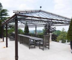 Gazebo con tetto in vetro per il banchetto nuziale