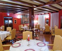 Tavoli interni elegantemente allestiti per il banchetto di nozze