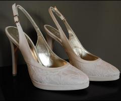 Scarpe in pizzo per la cerimonia di matrimonio