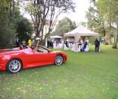 Fotografia dell\'arrivo degli sposi al ricevimento di matrimonio