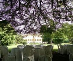 Ricevimento di matrimonio in giardino