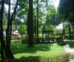 Il parco verdeggiante di Villa Ducale