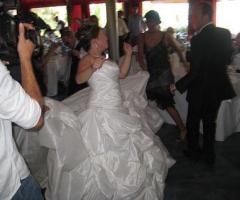 Gli sposi si divertono nel ballo con amici e parenti - Solitignoti