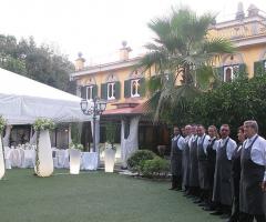 Lo staff di Casina di Macchia Madama aspetta gli sposi