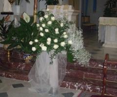 Rose, nebbiolina e tulle per le decorazioni in chiesa