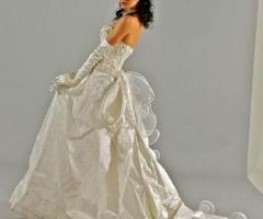 Vestito da sposa con riccioli in tulle nella coda