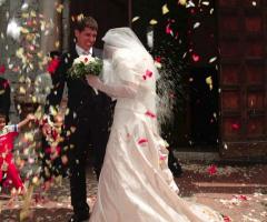 Foto del lancio dei petali agli sposi all'uscita dalla chiesa