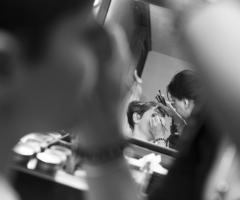 Ilaria Dall'Oco mentre trucca una sposa