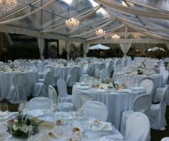 Allestimento di un ricevimento nuziale sotto il gazebo