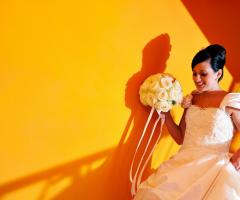 Foto della sposa all'uscita da casa