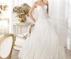 Splendido abito da sposa dal corpetto elaborato e dalla gonna in tulle