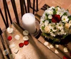 Candele, petali e rose