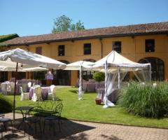 Allestimento del matrimonio in giardino