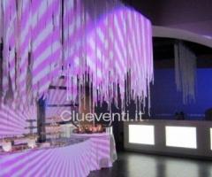 Allestimento effetto neve e ghiaccio con bancone bar luminoso