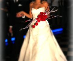 Bouquet di fiori rossi e rami