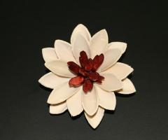 Fiore bianco e rosso realizzato con la buccia di mais