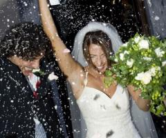 Fotografia del lancio del riso e dei petali