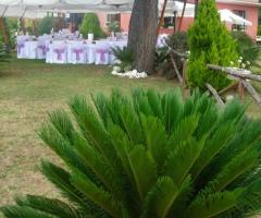Allestimento del giardino per il ricevimento di matrimonio
