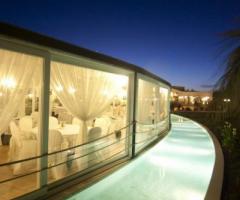 Sala con piscina intorno