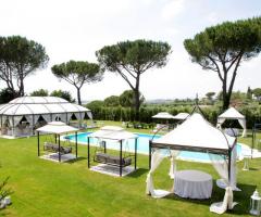 Matrimonio sotto il gazebo a bordo piscina